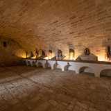 ...ritrovandoci cos� nelle stalle marchesali. La luce fioca avvolge l�intera sala coperta a volta e la parete di fondo conserva tracce degli abbeveratoi per i cavalli (oggi ricostruiti) nonch� di selle equestri in cuoio raccolte nel corso dei secoli